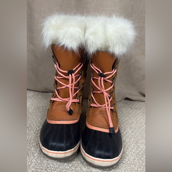 Sorel Joan of Arctic Boots in Tann with Pink Laces in Size 6 - Picture 3 of 6